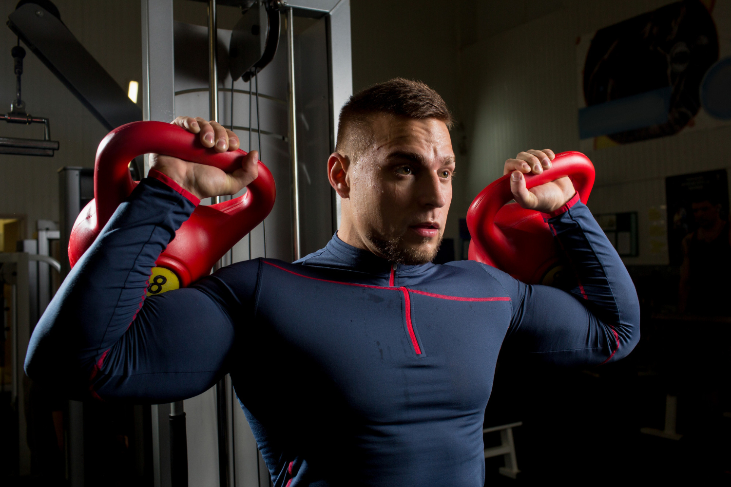 Kettlebell edzésen lévő férfi – masteron hatása az izomerőre