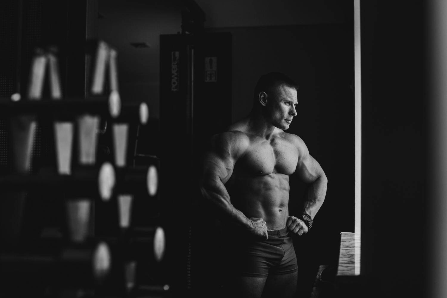 Legjobb oxandrolone – testépítő férfi pózol edzés után, izmos, szálkás testalkattal